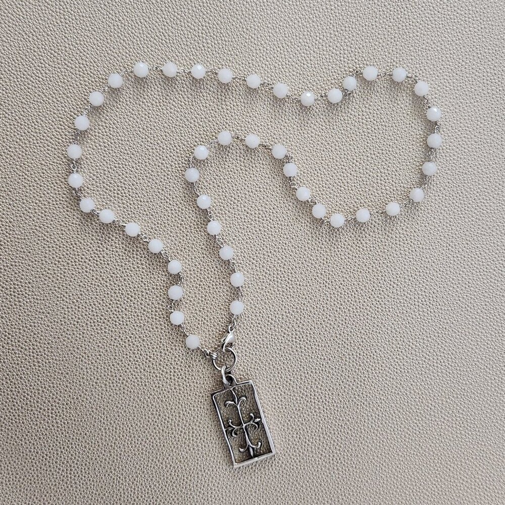 WHITE ONYX SEMI-PRECIOUS GEMSTONE NECKLACE W/ FLEUR DE LIS CROSS--24"